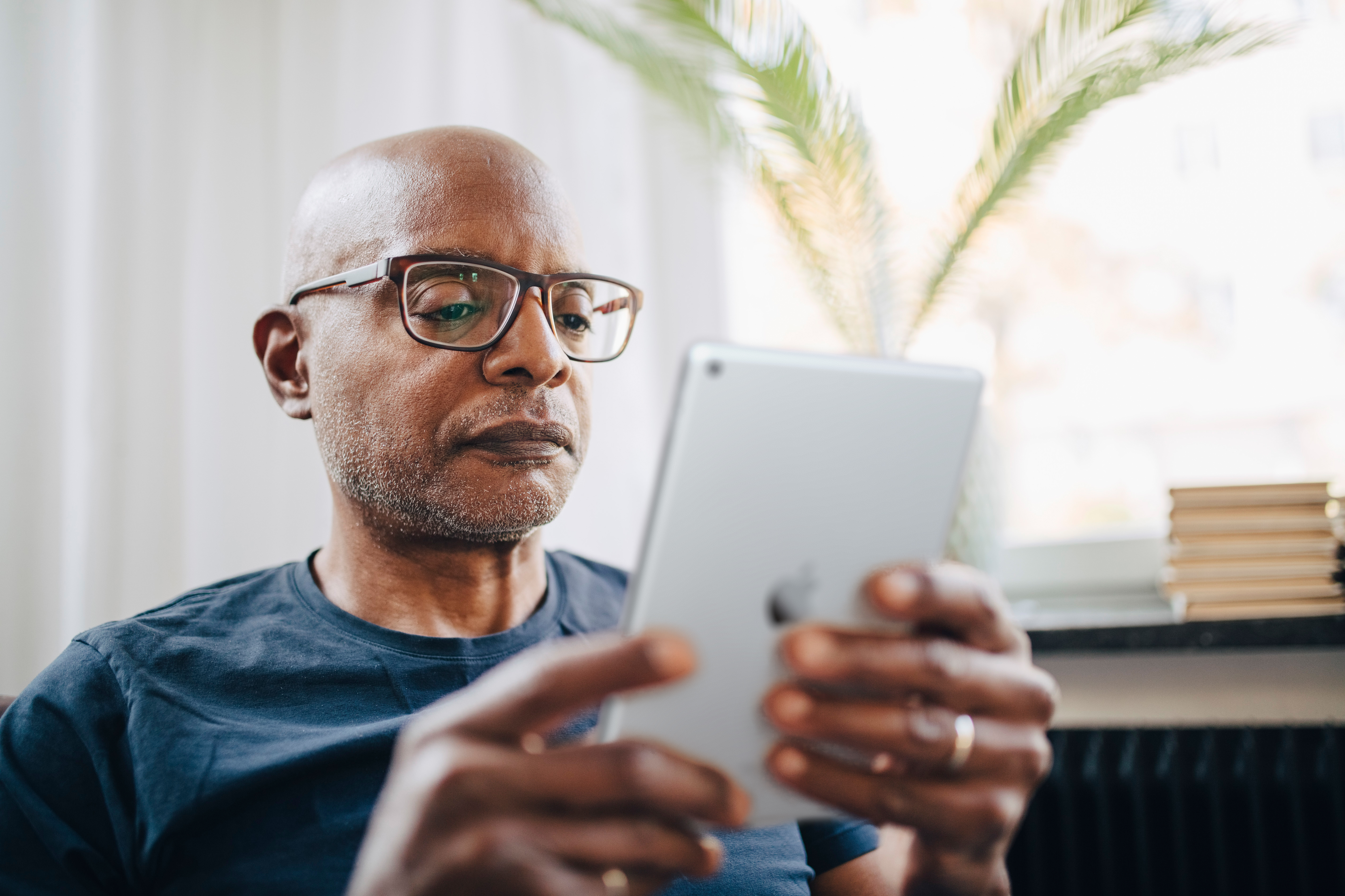 Modern hearing aid support with app-based control
